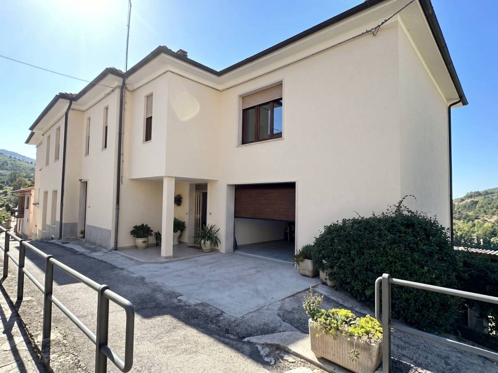 casa indipendente in vendita ad Arrone in zona Palombare