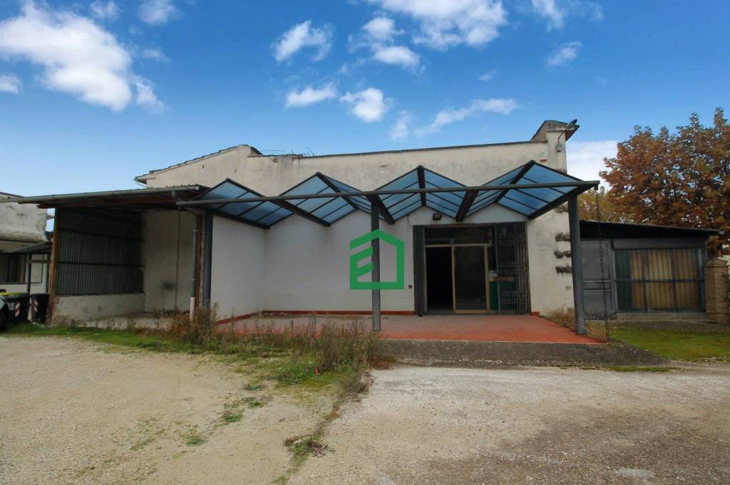 negozio in vendita ad Attigliano in zona Madonna delle Grazie
