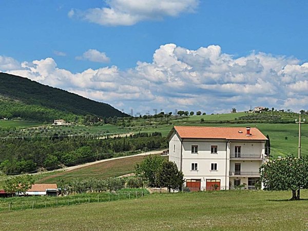 casa indipendente in vendita a Baschi