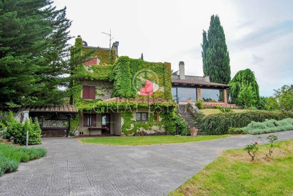 casa indipendente in vendita a Baschi