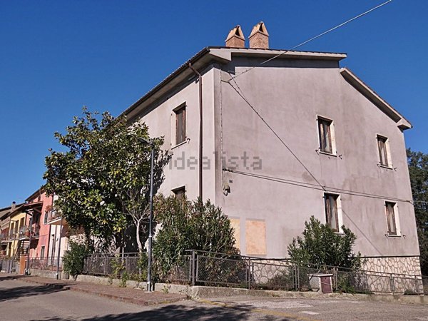 casa indipendente in vendita a Baschi