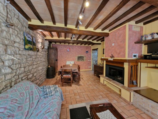 casa indipendente in vendita a Baschi