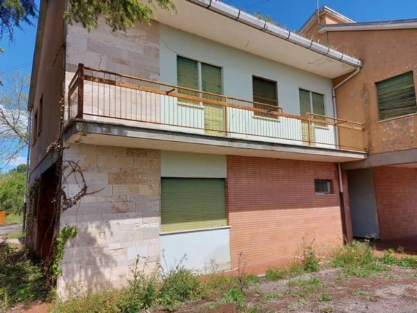 casa indipendente in vendita a Baschi
