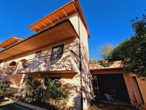 casa indipendente in vendita a Baschi