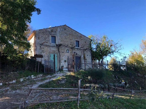 casa indipendente in vendita a Baschi