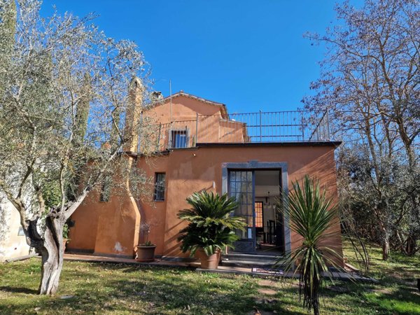 casa indipendente in vendita a Baschi
