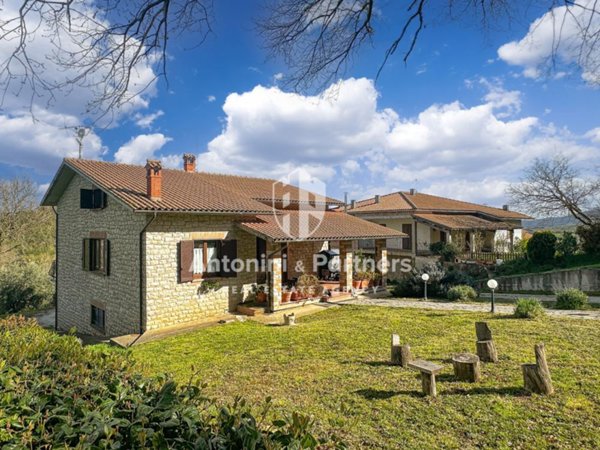 casa indipendente in vendita a Baschi