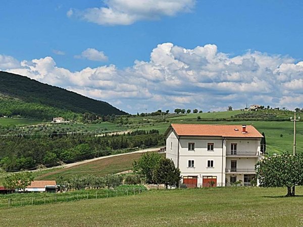 casa indipendente in vendita a Baschi