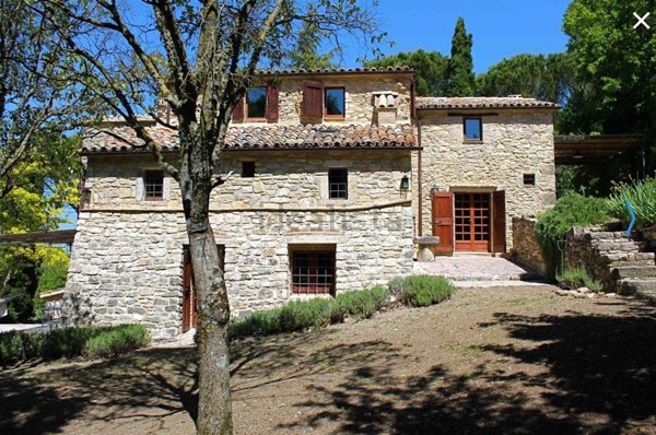 casa indipendente in vendita a Baschi