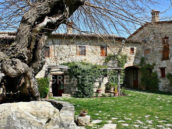 casa indipendente in vendita a Baschi
