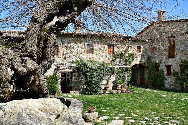 casa indipendente in vendita a Baschi