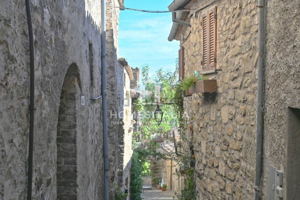 esavano in vendita a Baschi
