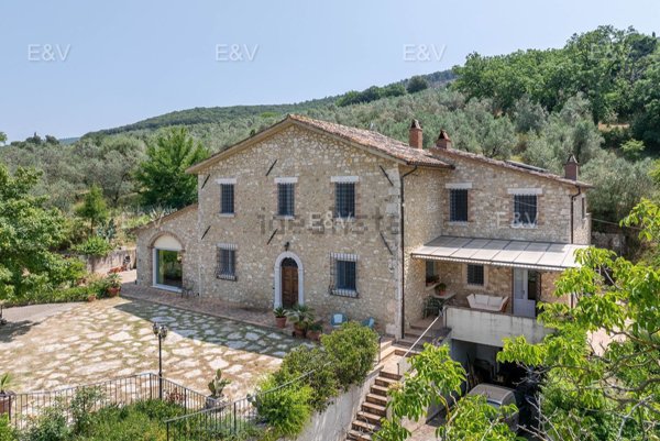 casa indipendente in vendita a Baschi