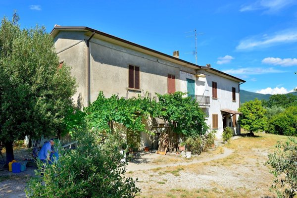 casale in vendita a Baschi