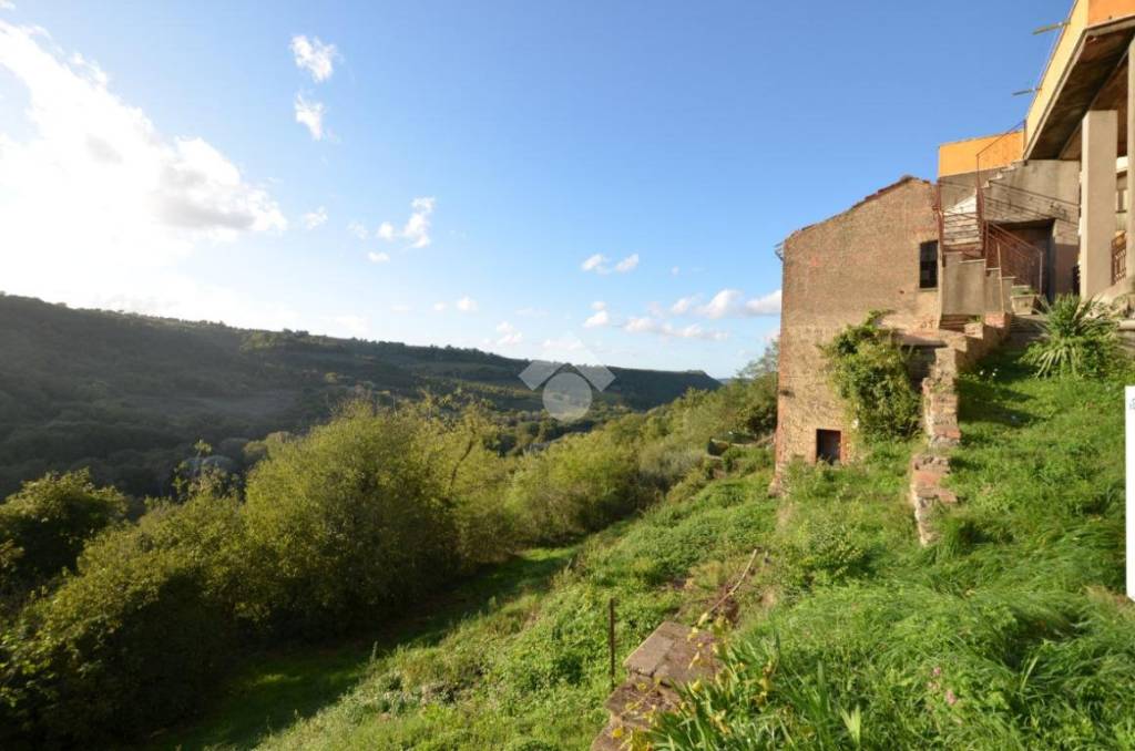 locale di sgombero in vendita a Baschi