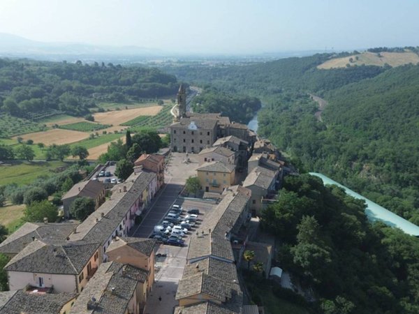 casa indipendente in vendita a Baschi