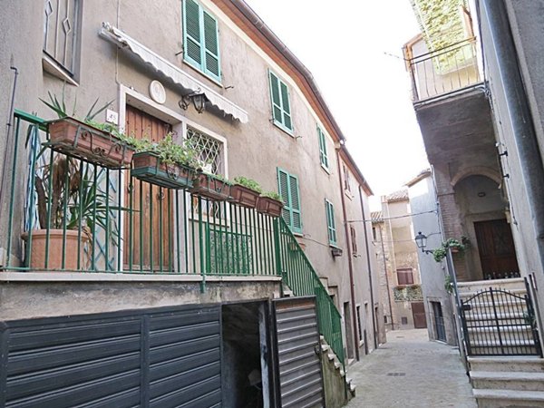 casa indipendente in vendita a Baschi