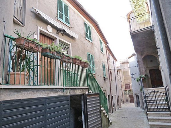 casa indipendente in vendita a Baschi