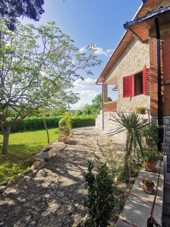 casa indipendente in vendita a Baschi