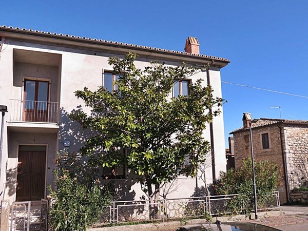 casa indipendente in vendita a Baschi