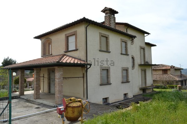 casa indipendente in vendita a Baschi