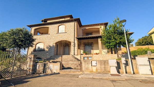 casa indipendente in vendita a Baschi