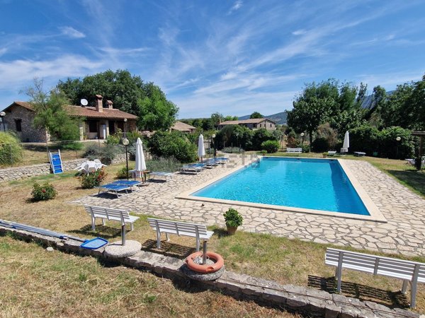 casale in vendita a Baschi