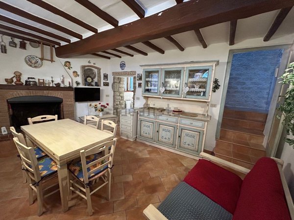 casa indipendente in vendita a Baschi