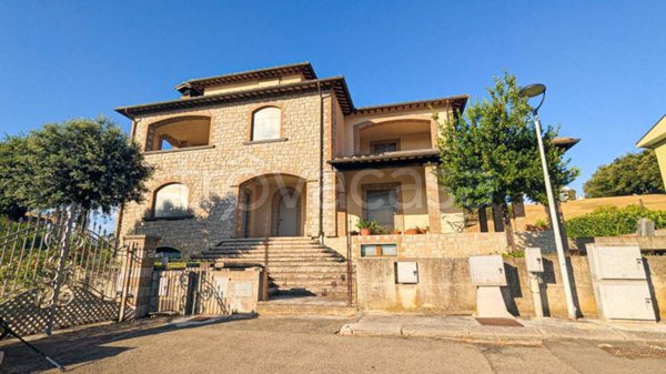 casa indipendente in vendita a Baschi
