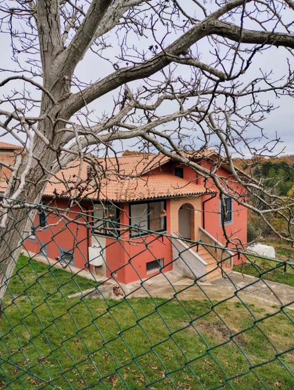 casa indipendente in vendita a Baschi