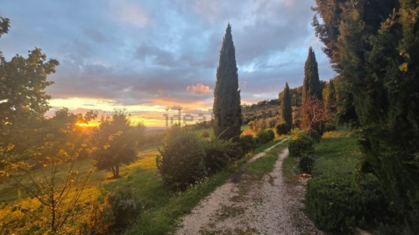 casale in vendita a Baschi