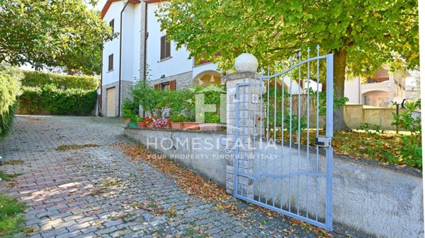 casa indipendente in vendita a Baschi