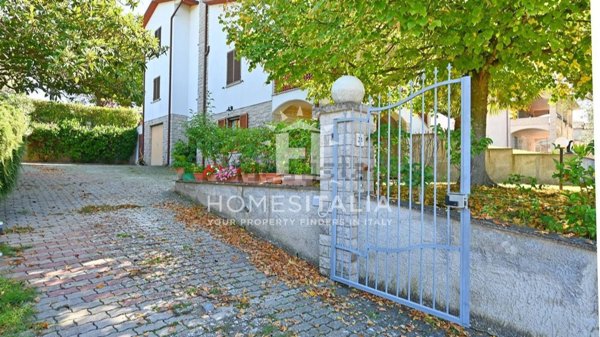 casa indipendente in vendita a Baschi