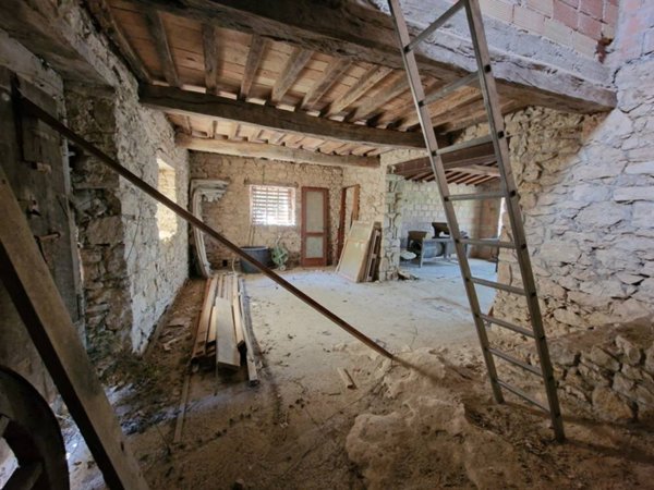 casa indipendente in vendita a Baschi