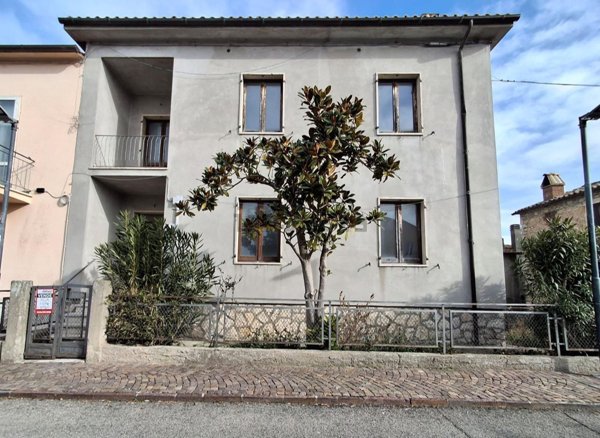 casa indipendente in vendita a Baschi