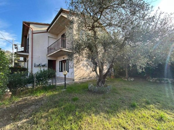 casa indipendente in vendita a Baschi