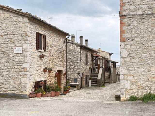 casa indipendente in vendita a Baschi