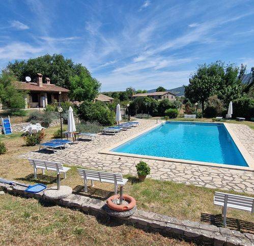 casa indipendente in vendita a Baschi