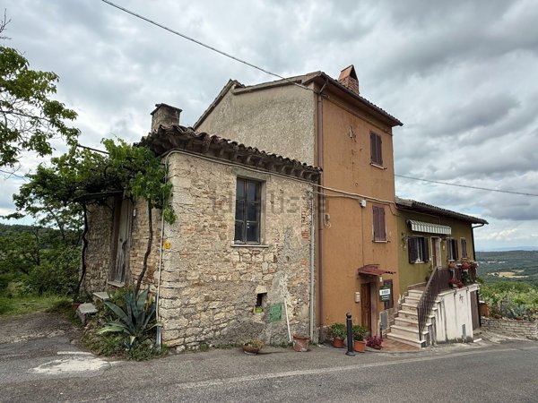 casa indipendente in vendita a Baschi
