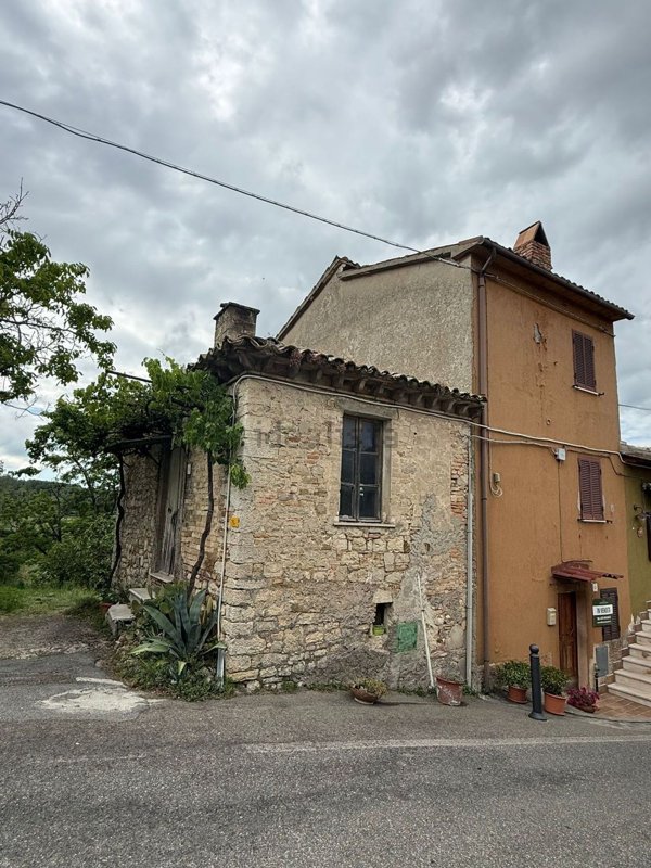 casa indipendente in vendita a Baschi
