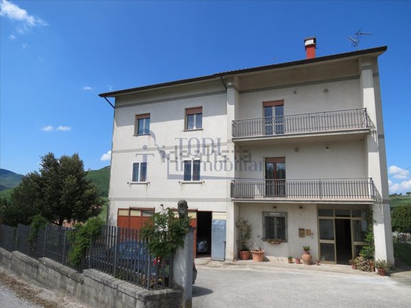 casa indipendente in vendita a Baschi