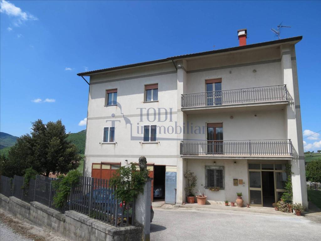 casa indipendente in vendita a Baschi