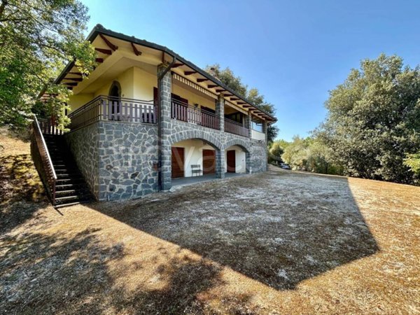 casa indipendente in vendita a Baschi