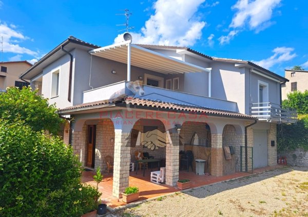 casa indipendente in vendita a Baschi
