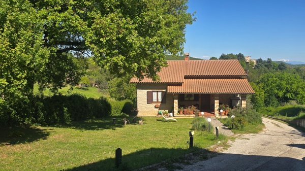 casa indipendente in vendita a Baschi