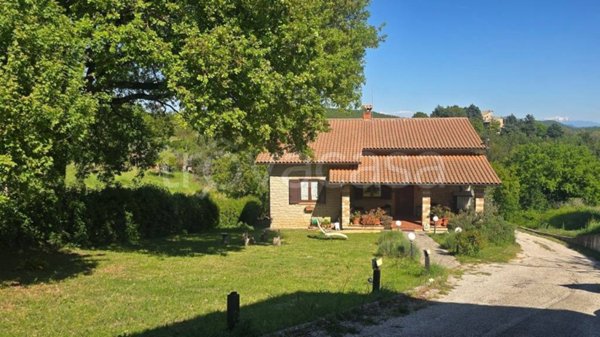 casa indipendente in vendita a Baschi