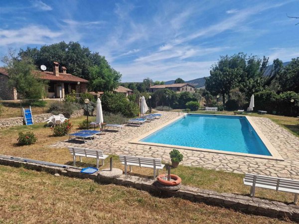 casa indipendente in vendita a Baschi