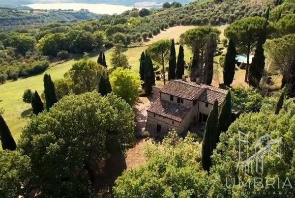 casa indipendente in vendita a Baschi