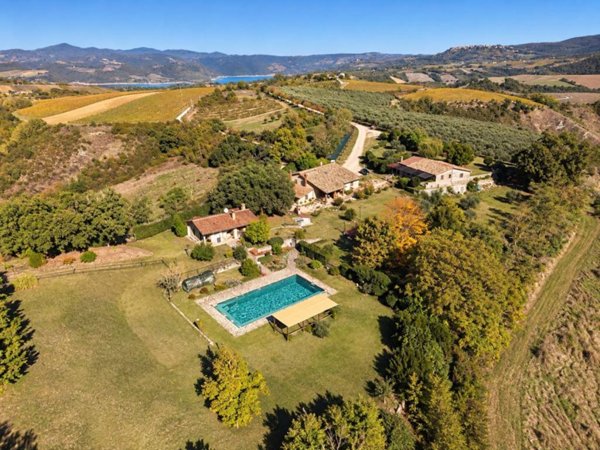 casale in vendita a Baschi