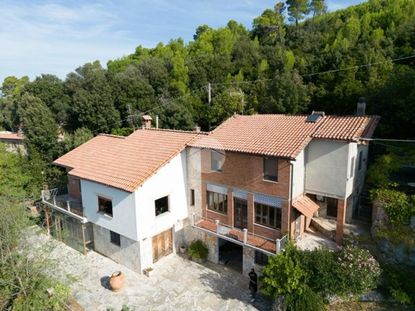 casa indipendente in vendita a Calvi dell'Umbria